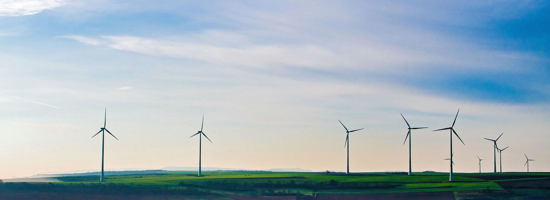 Windräder vor Abendhimmel