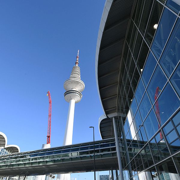 Skywalk der Hamburg Messe , im Hintergrund der Fernsehturm 