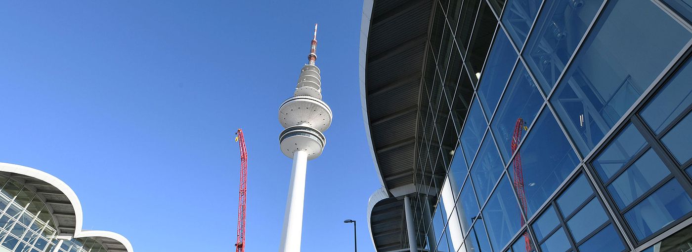 Skywalk der Hamburg Messe , im Hintergrund der Fernsehturm 