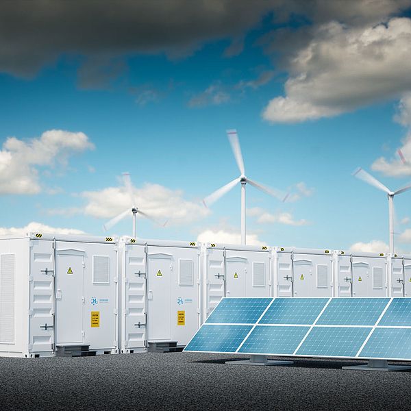 Cobtainer mit der Aufschrift Hydrogen Energy Storage, im Hintergrund Windräder