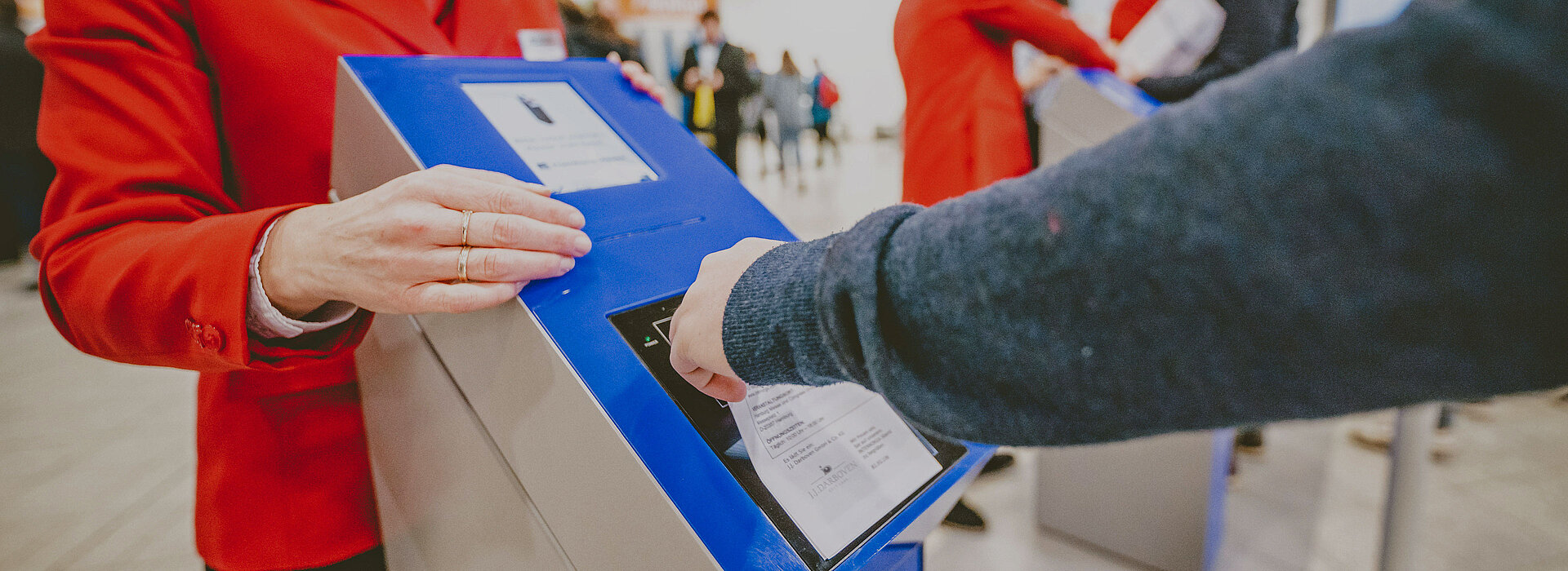 Besucher scannt sein Print-Ticket am Eingang ein