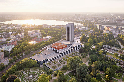 Hamburg Vogelperspektive CADMAN / Hamburg Messe und Congress Hamburger Außenalster in der Vogelperspektive, im Vordergrund zu sehen das alte CCH und das Radisson Hotel