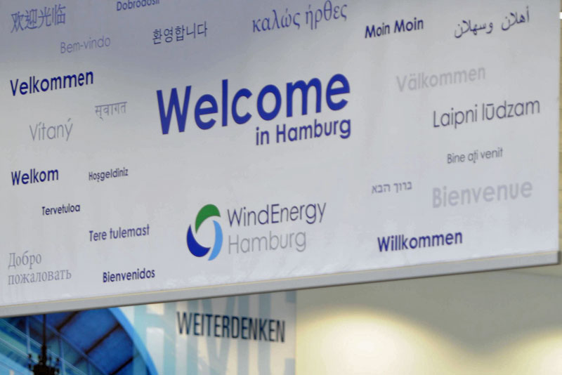"Welcome"-Plakat auf der WindEnergy Hamburg  