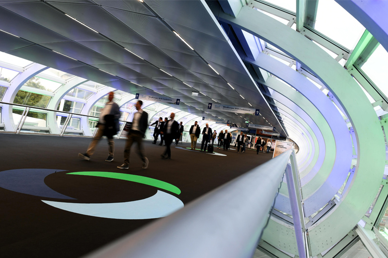 WindEnergy Hamburg WindEnergy Hamburg: Besuchewr im Skywalk der Hamburg Messe und Congress GmbH